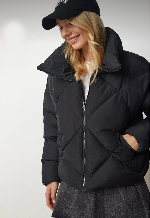 Дамско зимно черно капитонирано яке с висока яка