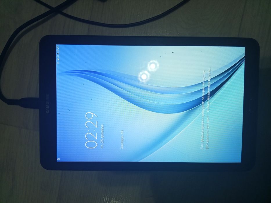 Самсунг таб е планшет.