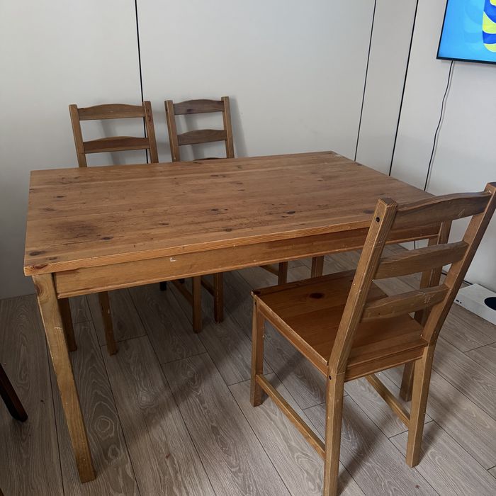 Стол и стулья IKEA