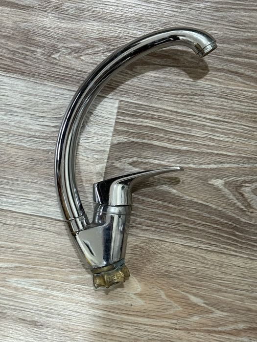 Продам смеситель для кухни
