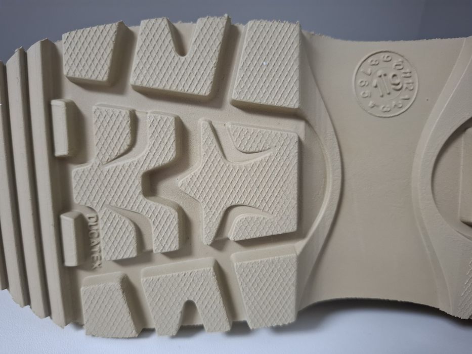 Bocanci militari vara