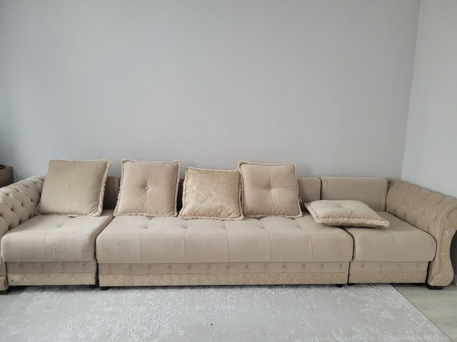 Продаю диван 4 метра, раскладывается.