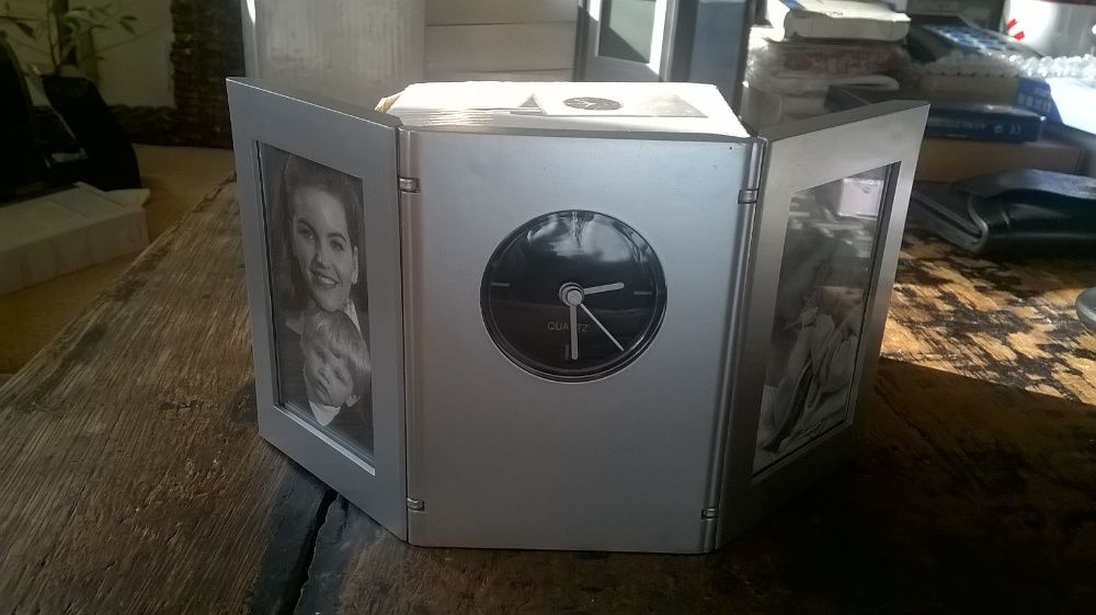 моливник с часовник и радио