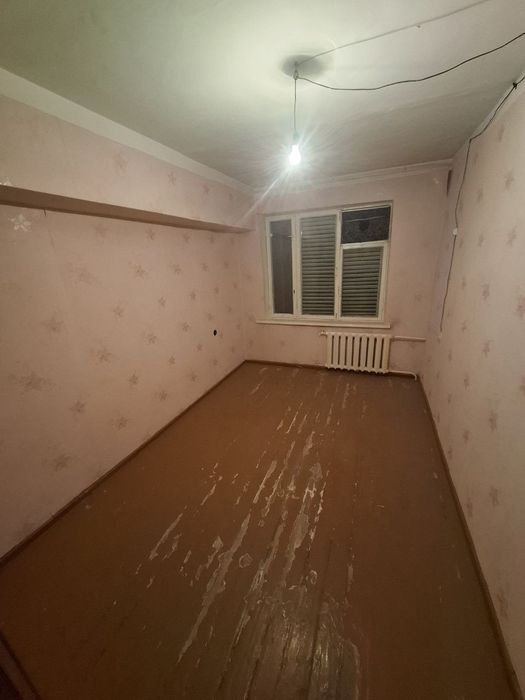 Продаётся на Юнусабаде 4 , 2/4/4 кирпич ,б 2×6м ,ориентир,,Сезам,,