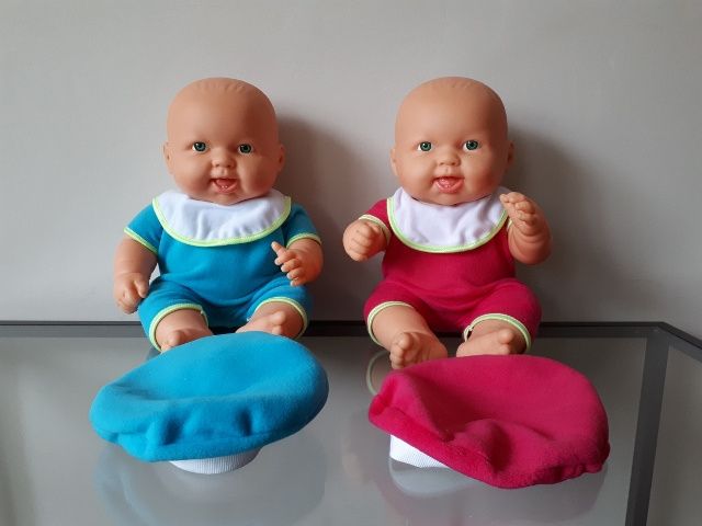 Papusa bebelus cu salopeta, bavetica si basca