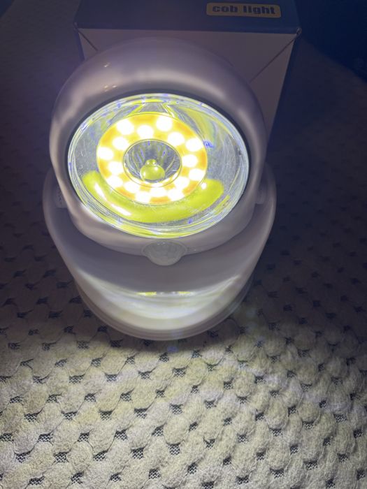 Lampă led cu senzor pe baterii