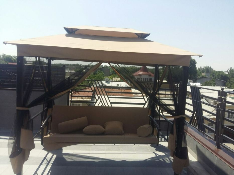 Садовая качеля с тёмной москитной сеткой