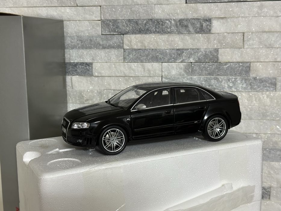 Macheta audi rs4 minichamps 1:18