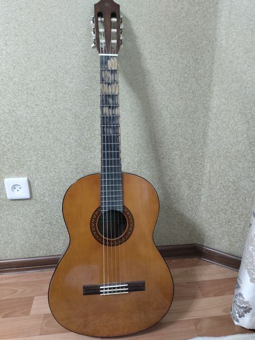 Продам гитару ямаха с45