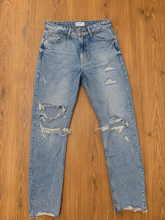Blugi Bershka cu rupturi – Mărimea 36