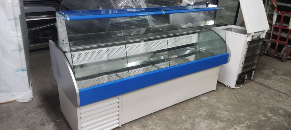 Хладилна щандова витрина