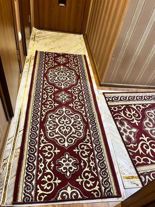 Продам ковёр для прихожего