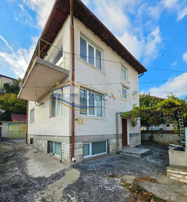 Триетажна къща с морска панорама в старата част на Балчик