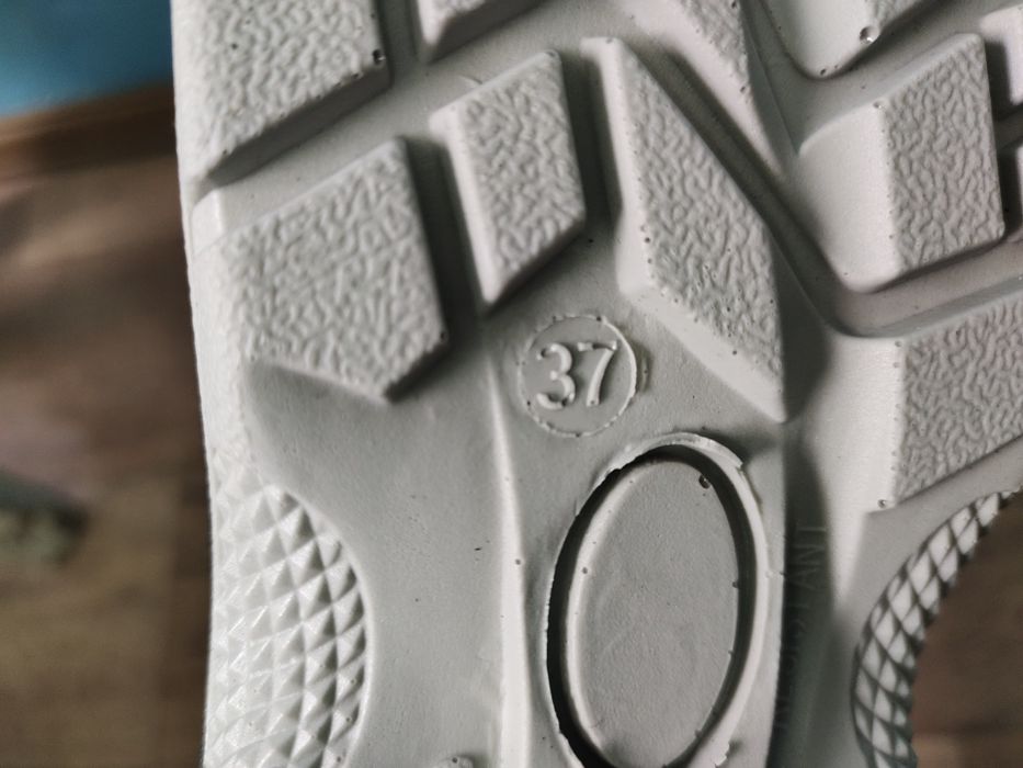 Продам новые спец.   ботинки