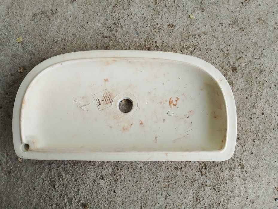 Крышка от бочка для унитаза