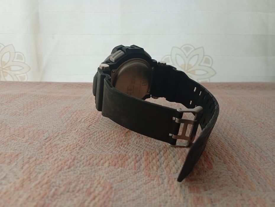 Часы с коробкой.