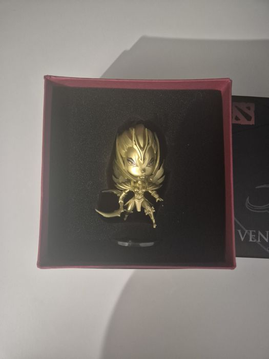 Figurina din Dota 2 aurie