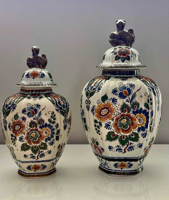 Две вази / урни Royal Delft Polychrome
