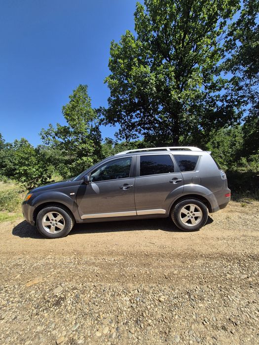 Mitsubishi Outlander 2.0 TDI-140 CP 4x4 decuplabil la buton