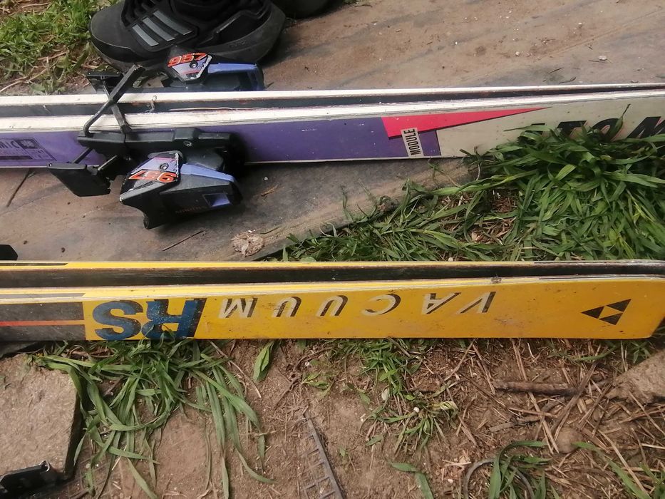 Vând schiuri + bete + cască  – Preț de pachet sau individual pe item !