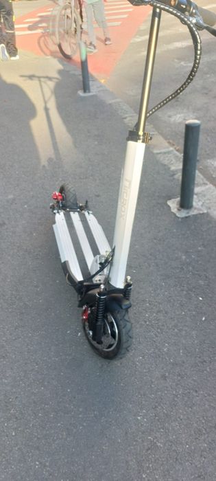 Trotineta electrica roti mari și suspensii