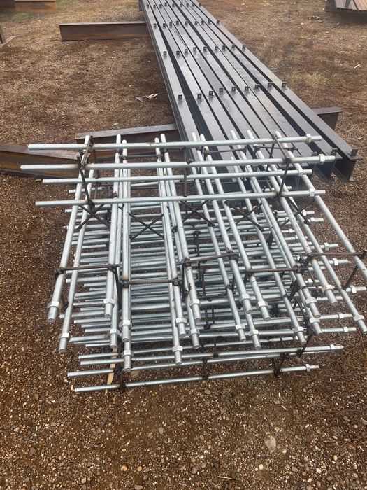 Vand o structura metalica 11,70 m latime din profile ipe 180 x 50 m (11ferme si 22 de stalpi si 600 ml de teava 60x40x2 )22stalpi la 4 m