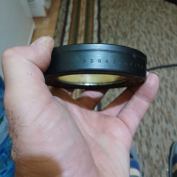 Продавам хидравлична помпа за управлението на ТК-80 БОЛГАР и аксиален лагер