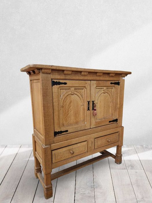 Много здрав и масивен бюфет от бял дъб и метален обков