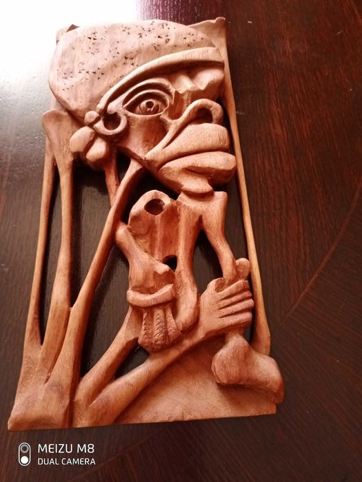 100 лева за оригинална дървена маска от Мозамбик