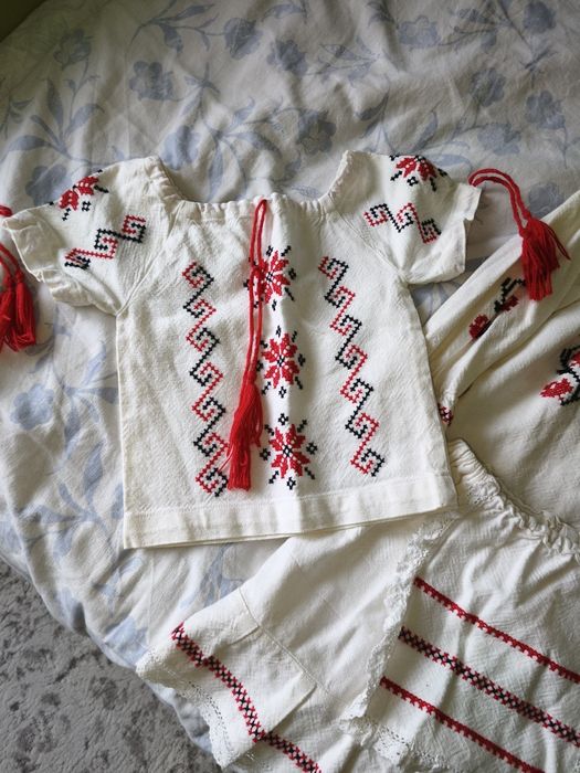 Costum popular , lucrat manual