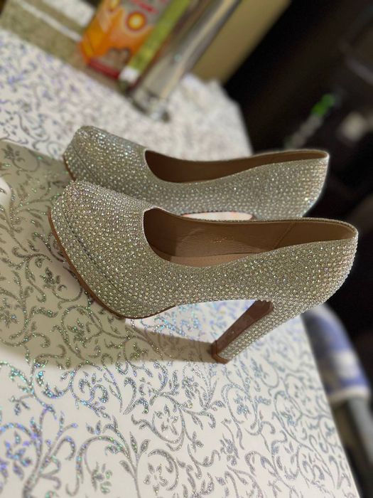 Подам женскую обувь.