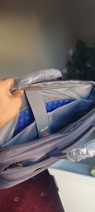 Asus K53S noutbook yangi sumkasi bilan sotiladi