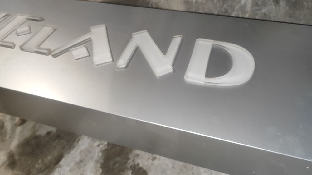 Светещи табели Opticlasa и Timeland  - идеално работещи.