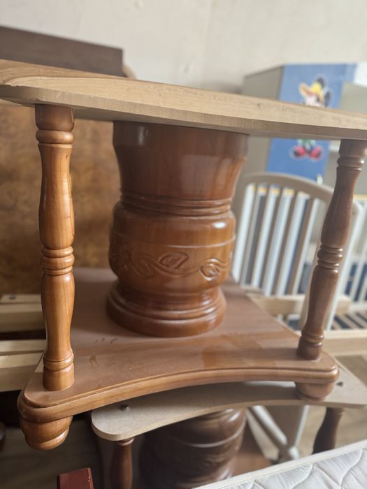 Стол для гостевой комнаты