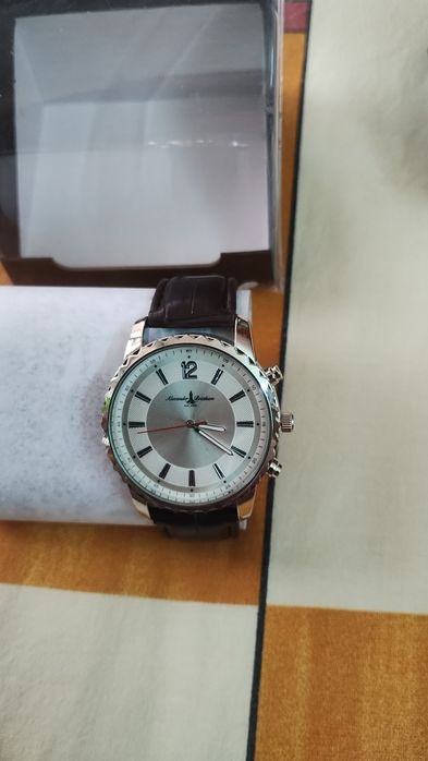 Чисто нов мъжки часовник с две кожени гривни.Отворен само за тестване.