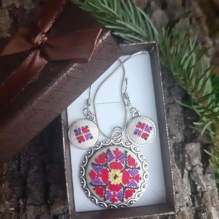 Бижута с ръчна бродерия