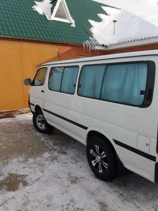 Тойота Hiace 2004 года