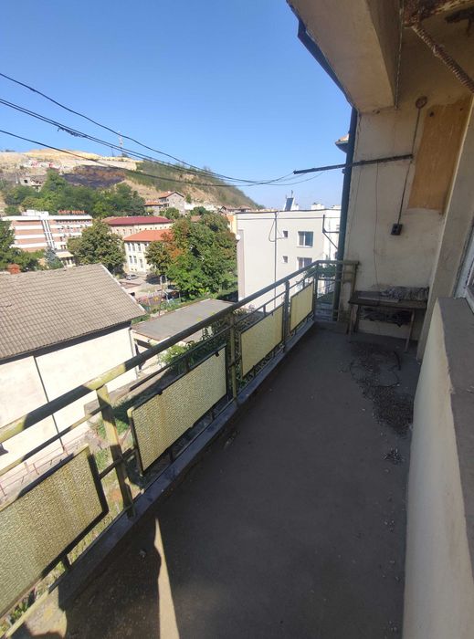 Продават се първи и трети етаж от къща