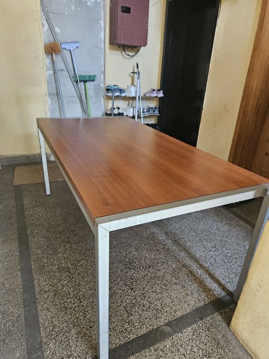 Масивни дървени маси