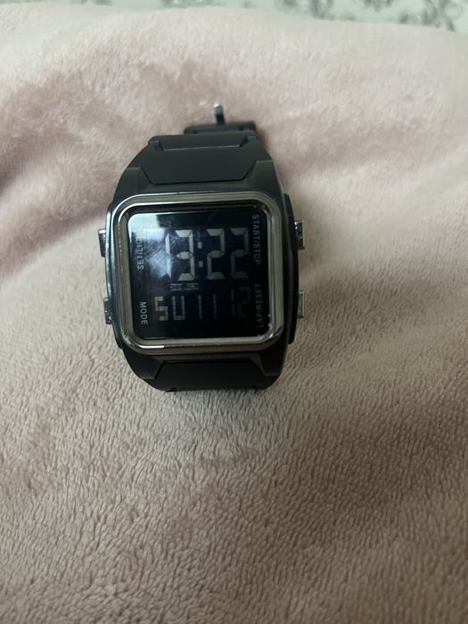 Наручные часы электронные