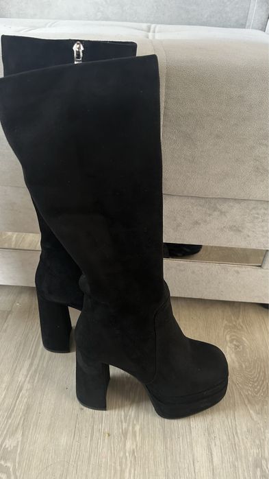 Продаются замшевые сапоги