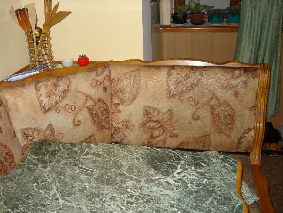 Кухонный гарнитур, стол, уголок полный комплект из дерева