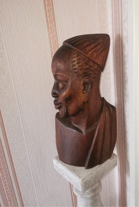 Антикварен дървен бюст от абанос и каменна колона пиедестал постамент