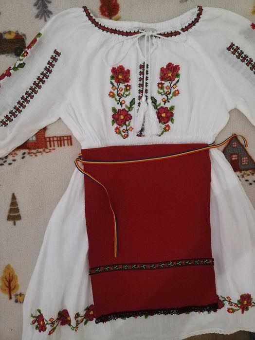 Costum traditional din 3 piese pentru fete 4,5,6,7,8,9,10 ani