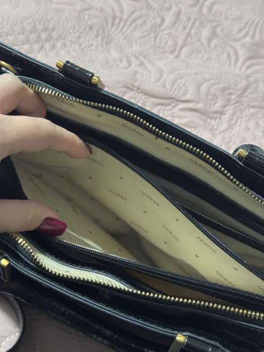 Елегантна чанта на марката Guess