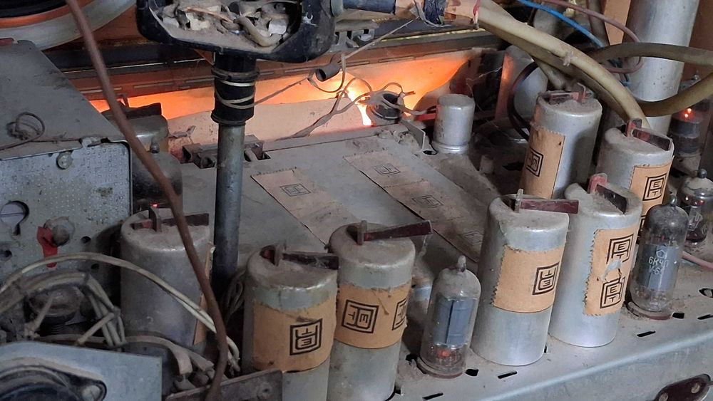 Aparat radio estonia 2 cu tuburi electronice