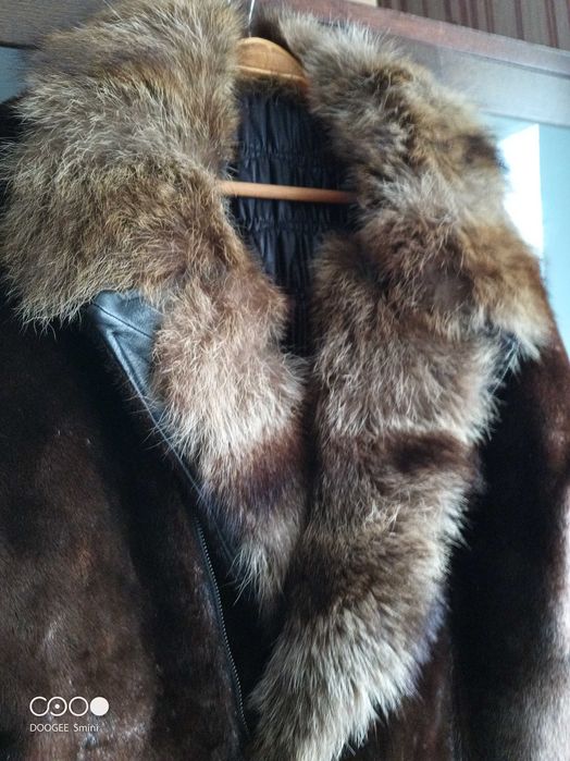 Луксозно кожено палто от тюлен с яка от енот – уникат, ръчно шито яке