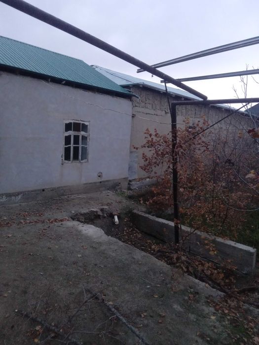 Karmana tumani Kalovot maxallasidan 14 Sotixlik Hovli sotiladi. 11xona