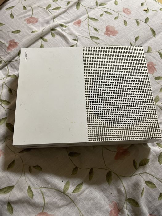 Vand xbox seria s  si doua manete