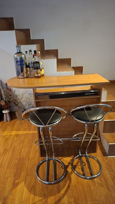 Mobilă, bar mic ,cu două scaune 150 lei bucata,fără sticle